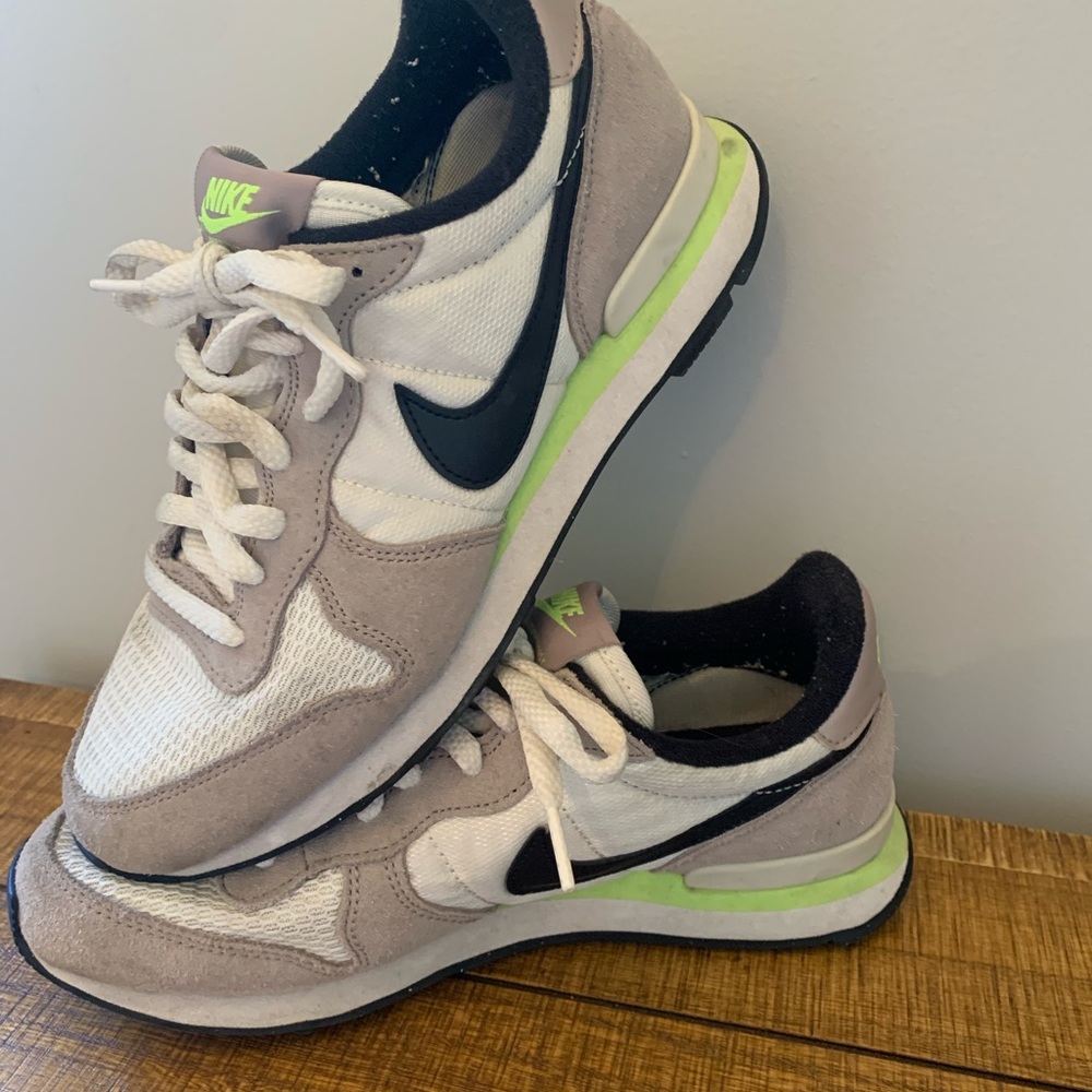 Women’s Nike Sneakers. Size 7. Neutral colors